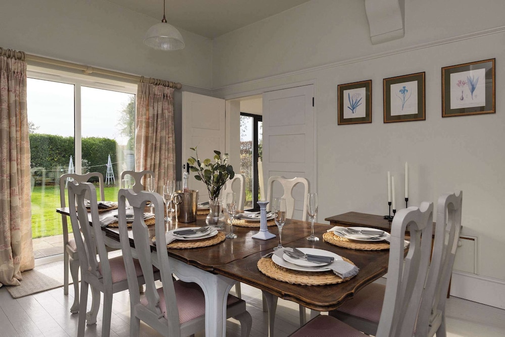 House Annexe Sleeps 18 Heated Pool