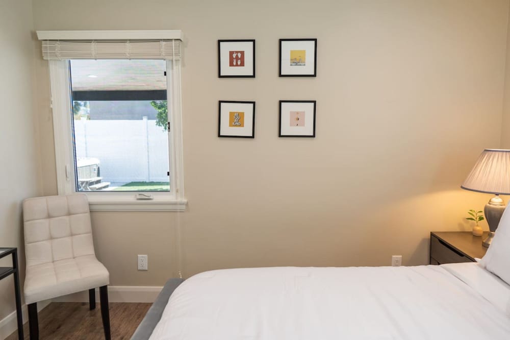 Remodeled 3BR House w Hot Tub Fenced Yard p58