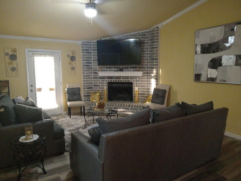 Modern Comfort Near Military Bases & Shopping Walk to Parks & Lakes!