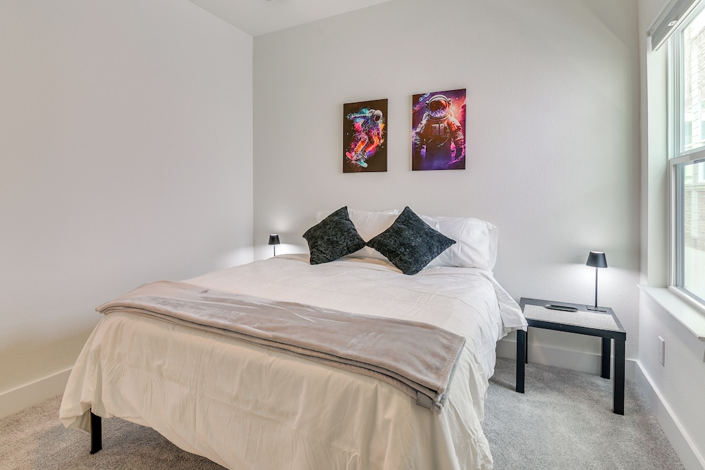 East Downtown Walkability! Modern Houston Townhome