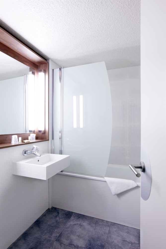 Hotel Campanile Les Ulis - Property Image 1