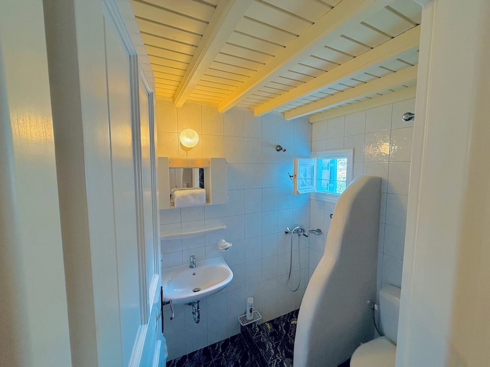 Stylish 2 Bd Escape Apt at Ornos Beach