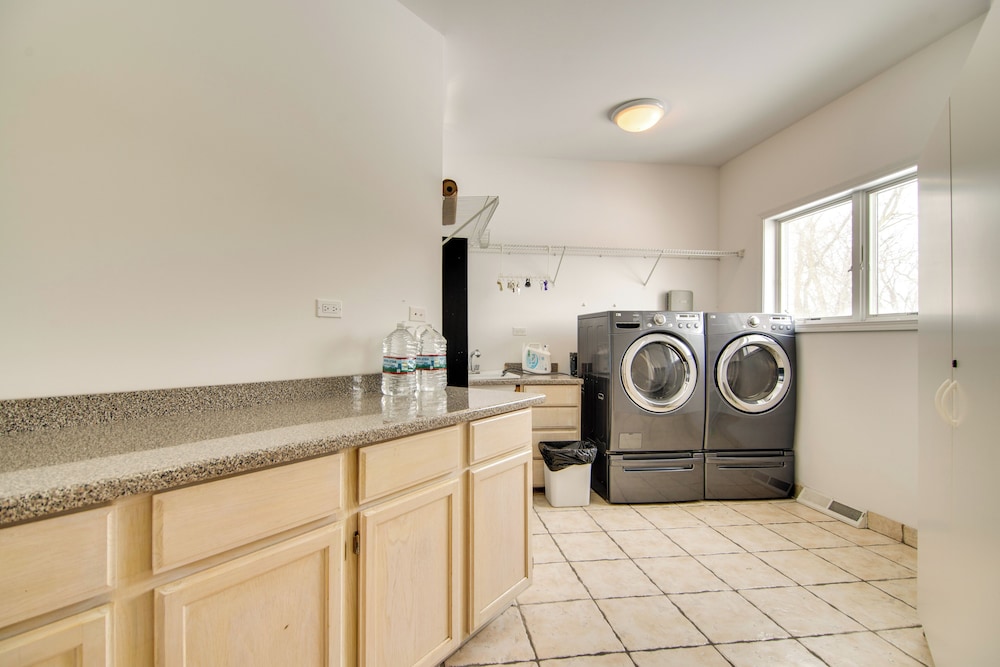 Hot Tub & Sauna: Hoffman Estates Villa in Elgin!