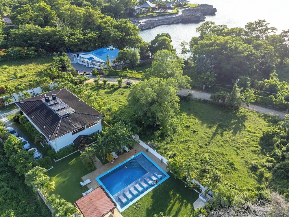 Natural Pool Villa Perfect for Families