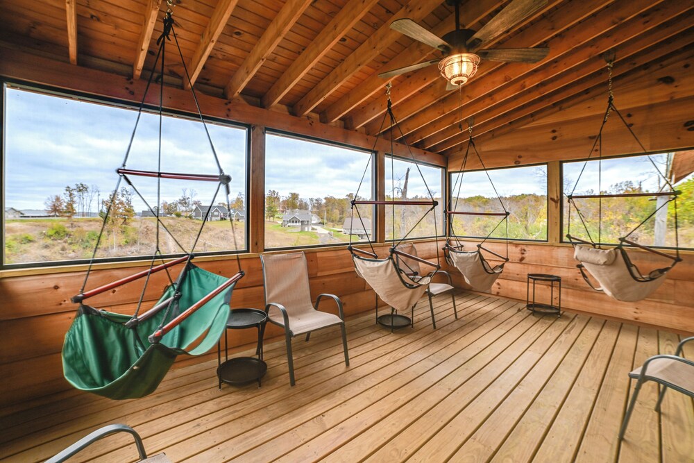 Large Deck & Shared Dock: Cabin on Kentucky Lake!