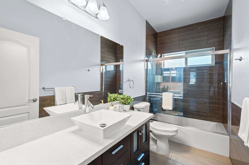 Modern Spacious Home Bright, Family Group Friendly
