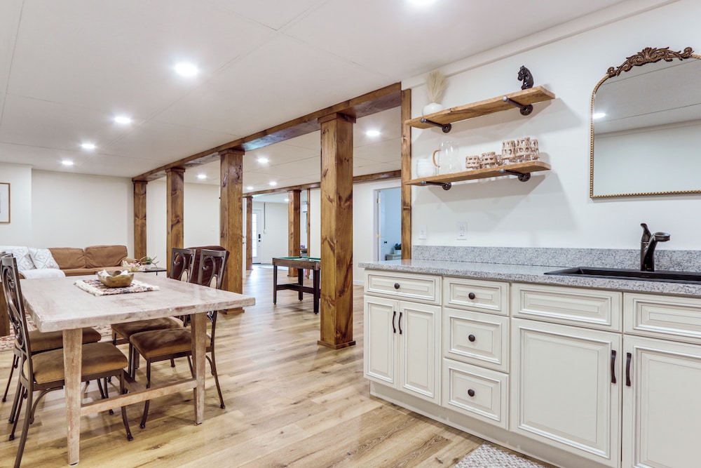 Mtn-view Pleasantville Home on 100 Acres!