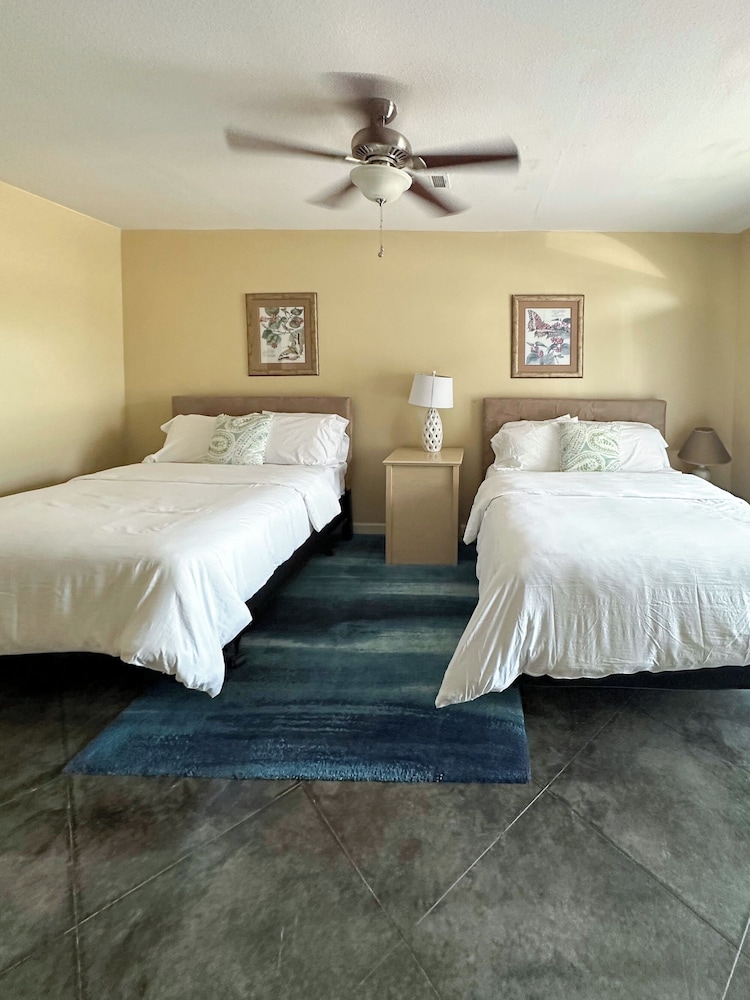 Upstay -10 Waterfront Mansion with Jetty