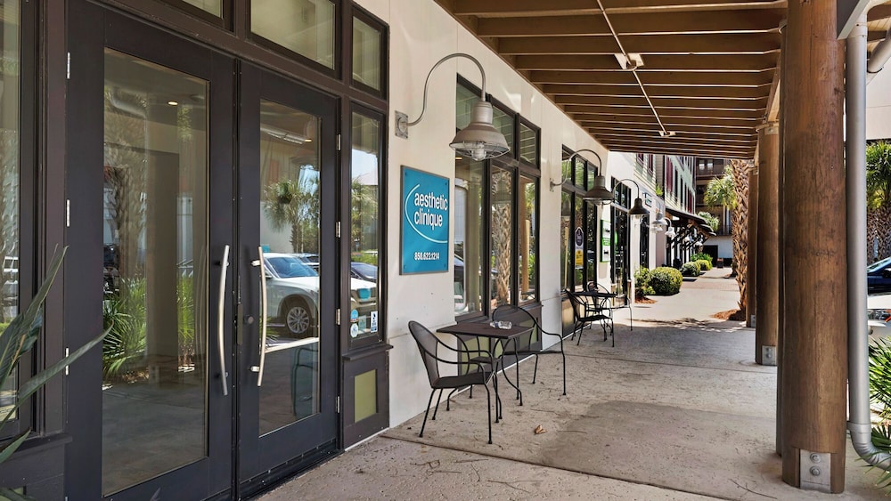 Coastal 3BR Condo With Pool & Shuttle : Snowbird Friendly!