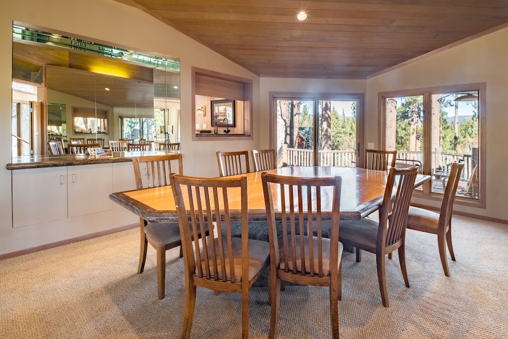 Heavenly Valley by Avantstay Home w Pool Sauna Hot Tub Game Room Tennis Crt Basketball Crt