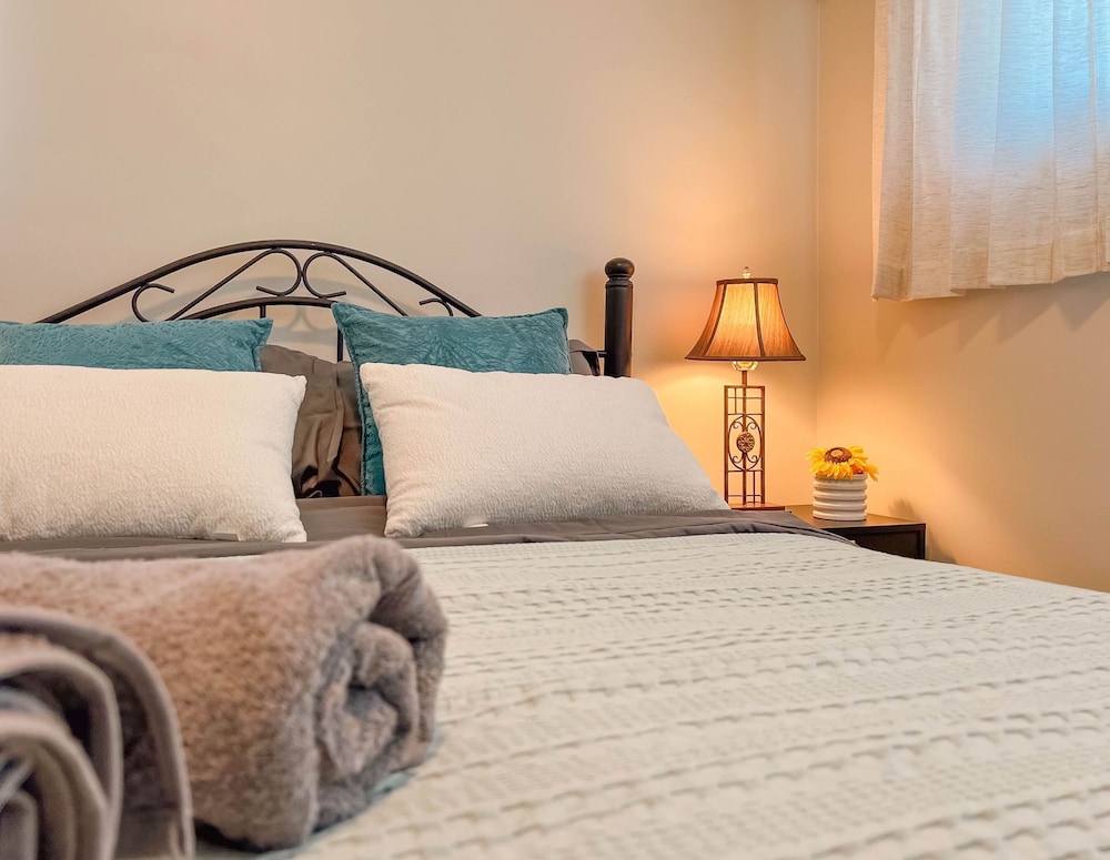 Cozy 2BR Home With Bright Interior Relaxing Patio