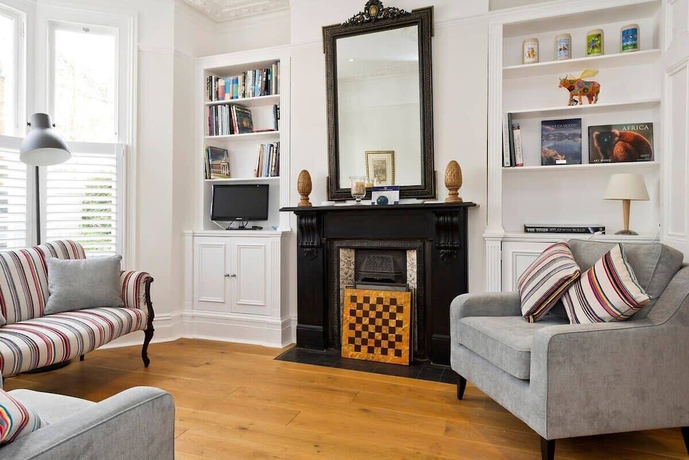 Spacious 4 Bed House, Battersea