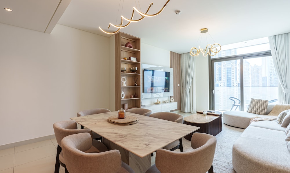 Downtown 2BR | Walk to Burj Khalifa + Dubai Mall
