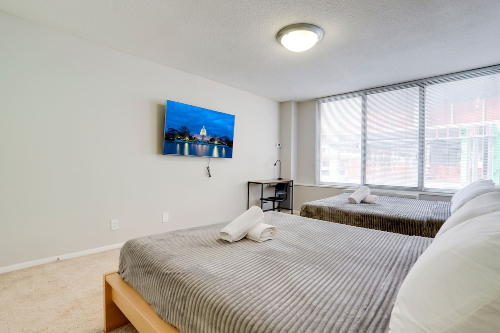 Modern & Luxury Condo at Crystal City view 3