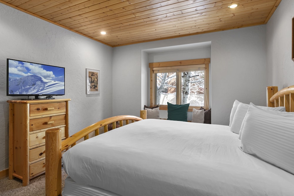 Bristlecone at Deer Valley Resort - Three Bedroom Condo with Hot Tub #503 3 Condo
