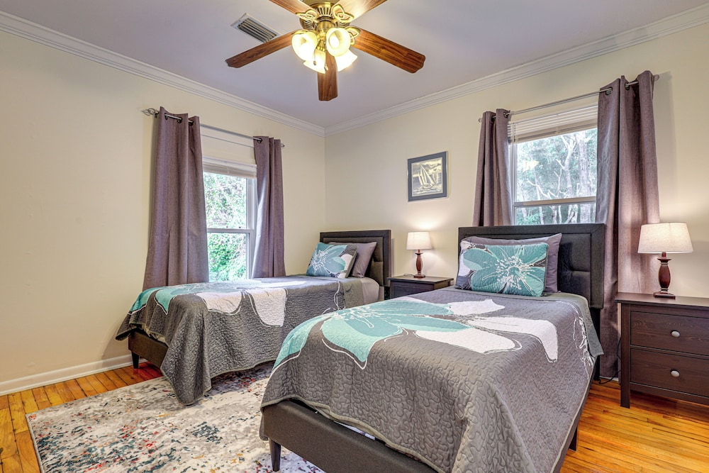2 Mi to Fairhope Pier: Home w/ Large Yard!