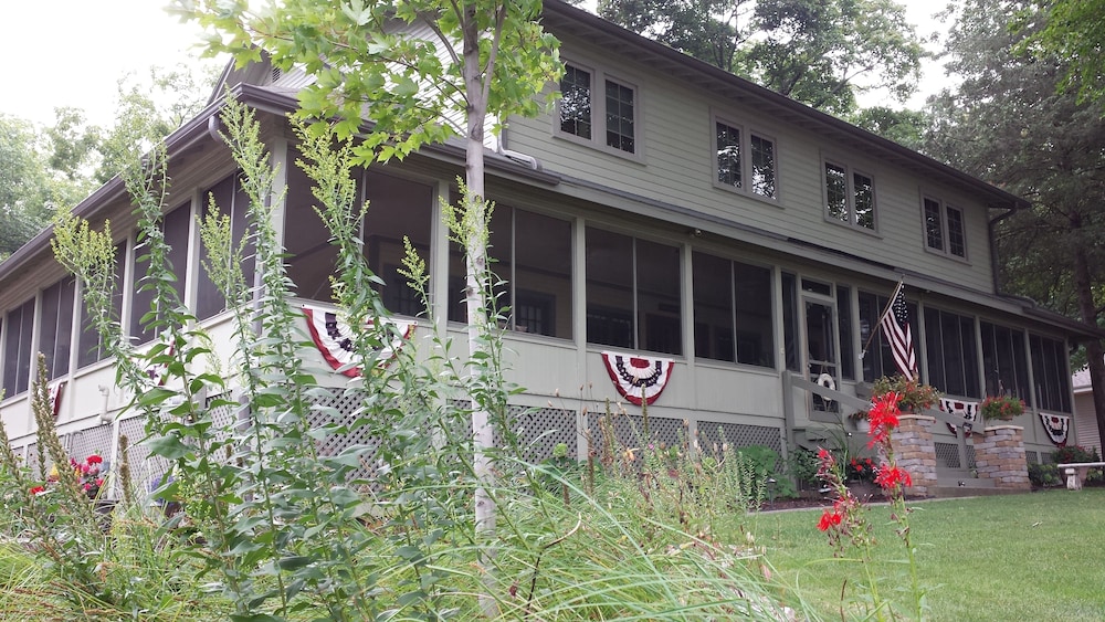 Lake Ripley Lodge w Lake Front Rooms, Grand Porch, Kayaks & Paddleboard