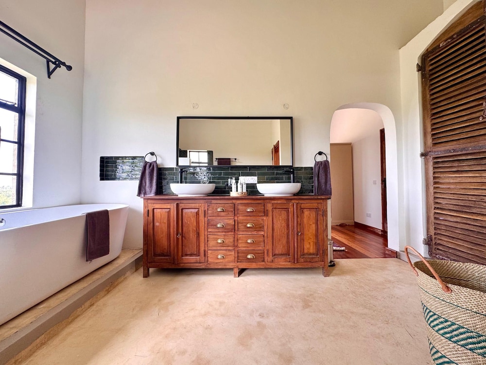 Eco 5 Bedroom 5 Bathroom Nanyuki Farm Villa - 2328