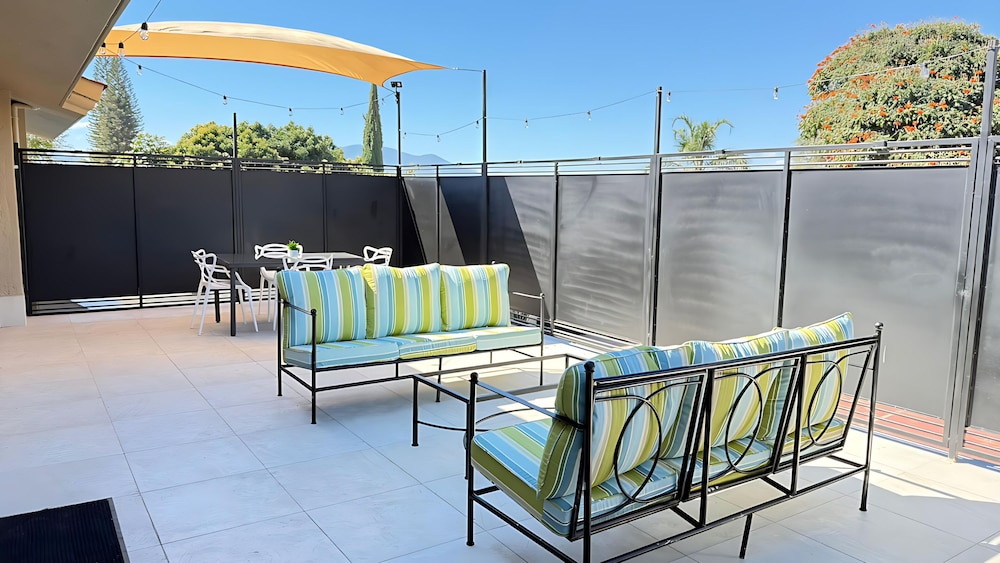Luxurious 3 Bedroom in Ajijic - Sleeps 6 - Private Gym - Pickleball Court -
