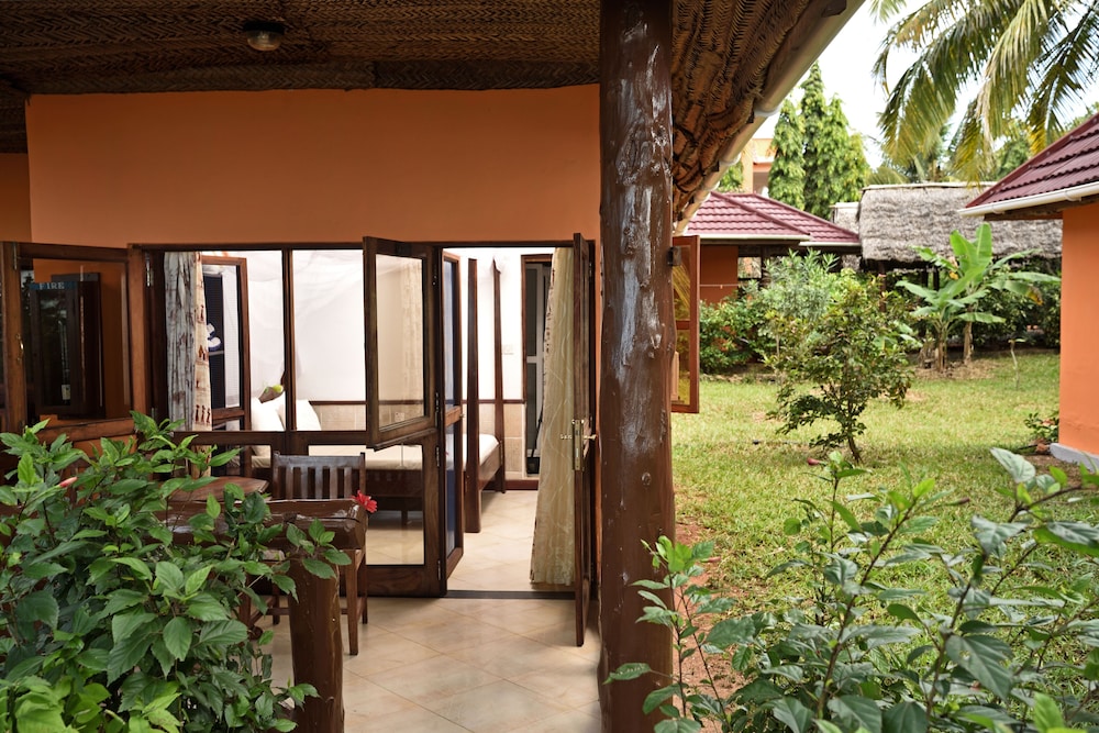 Mnarani Beach Cottages