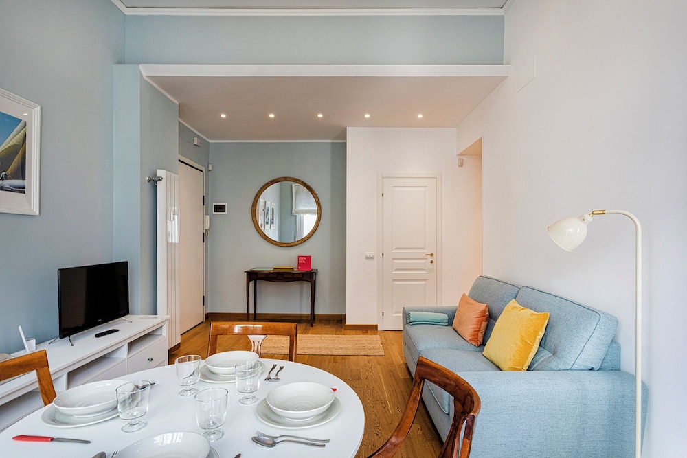 Light Apartment in Albaro