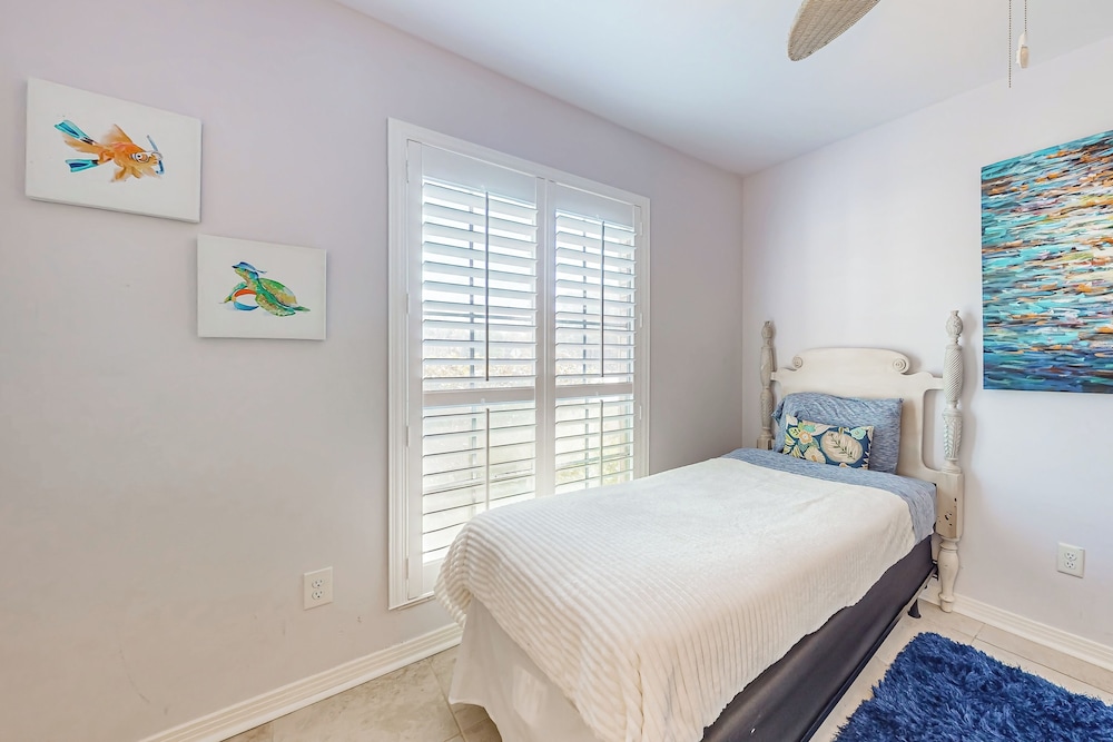 3BR Next to Park w/ Large Yard, AC & W & D