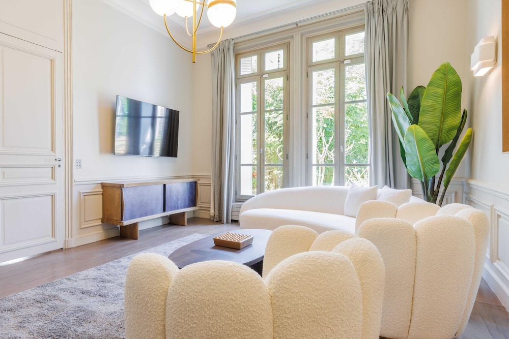 Luxury Mansion With Garden in Heart of Neuilly