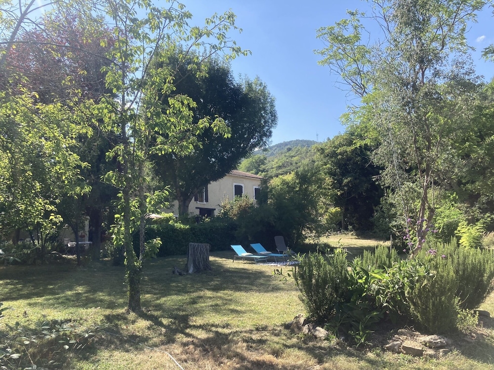 Les Deux Chevaux Guesthouse