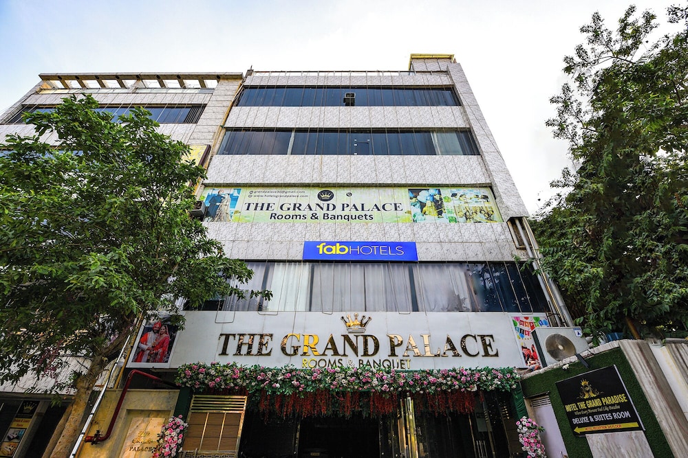 Fabhotel The Grand Paradise