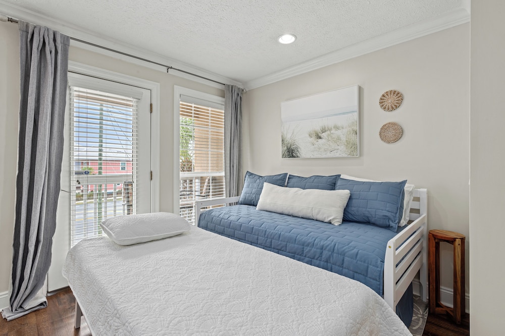 Escape to Sand Dollar Holler: Coastal Retreat, 3 Beds, 2.5 Baths, Sleeps 10!