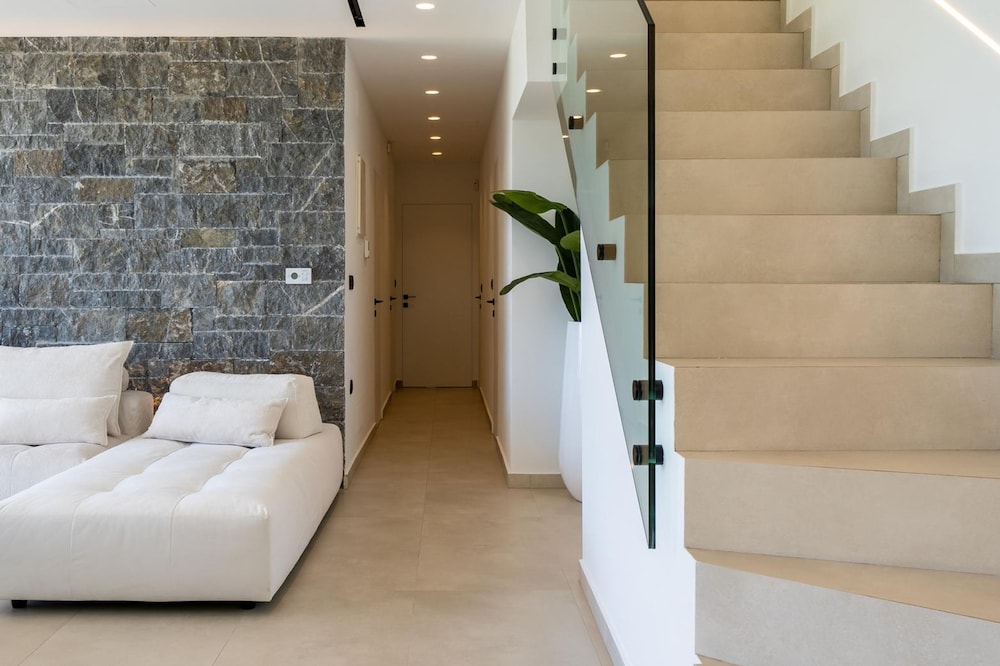 Aethra Grand- Luxury 5-bed Villa 850m From Beach