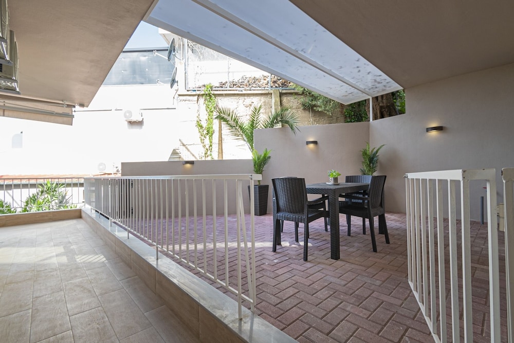 Sabbia Seafront Apartment 4 by Rentalspro