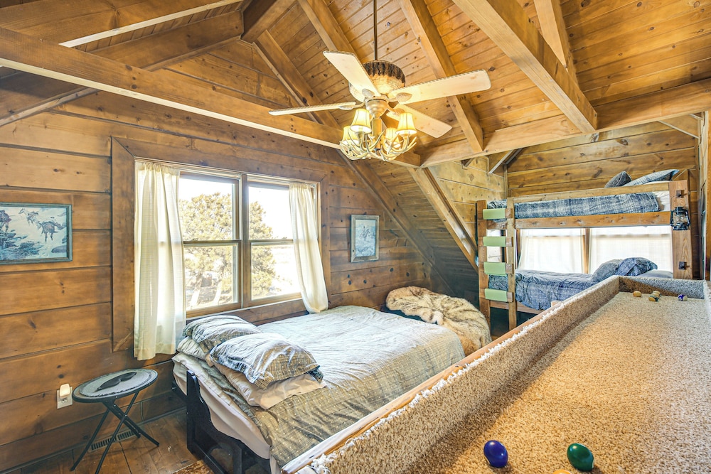 Pine Ridge Cabin on 62 Acres: Hot Tub & Views!