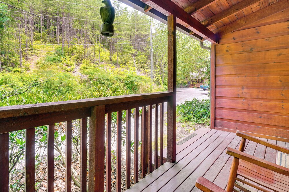 5 Mi to Gsmnp: Cabin w/ Hot Tub & Game Area