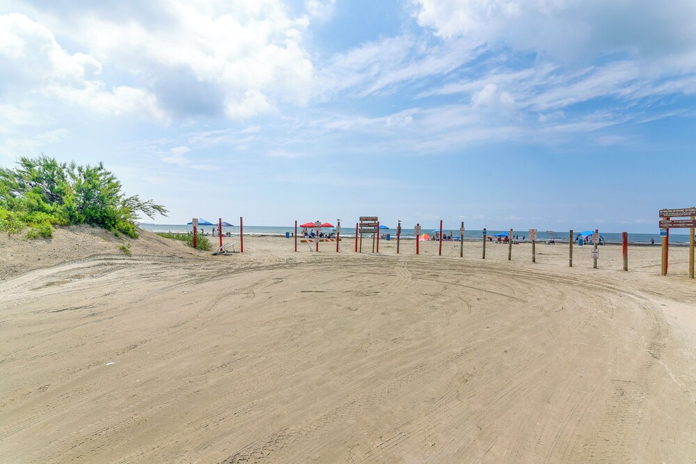 Walk to Beach: Galveston Family Getaway w/ Patio