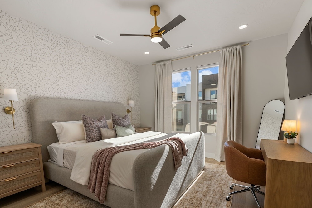 Sandy Cheeks 6 Bedroom Townhouse