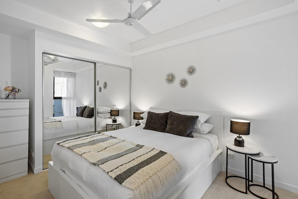 Stellar Location With Parking, Pool & Gym Access