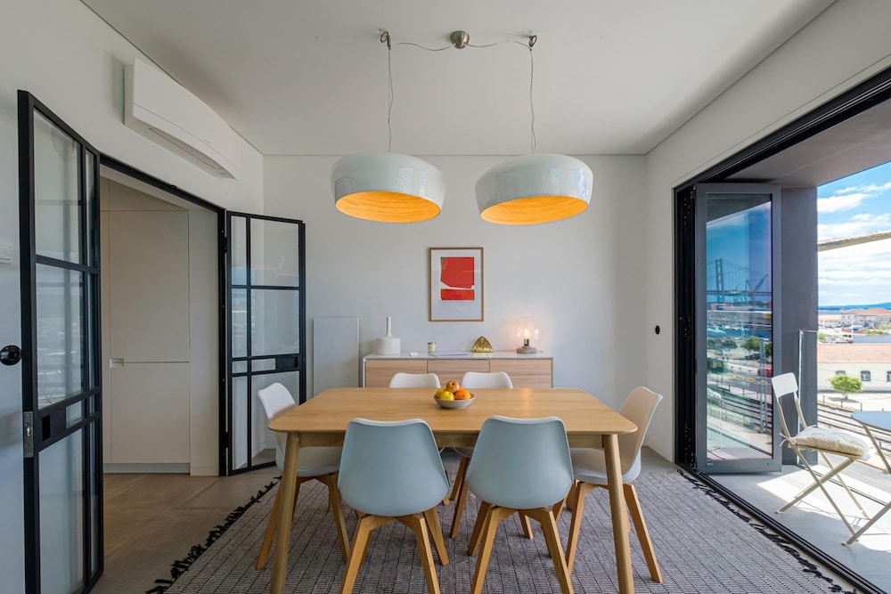Nomad s 2bdr Riverside Lisbon view 4