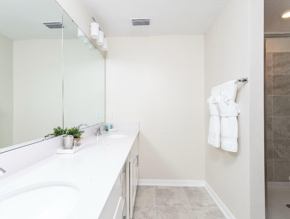 Amazing Townhome With Lake View at Storey Lake Resort