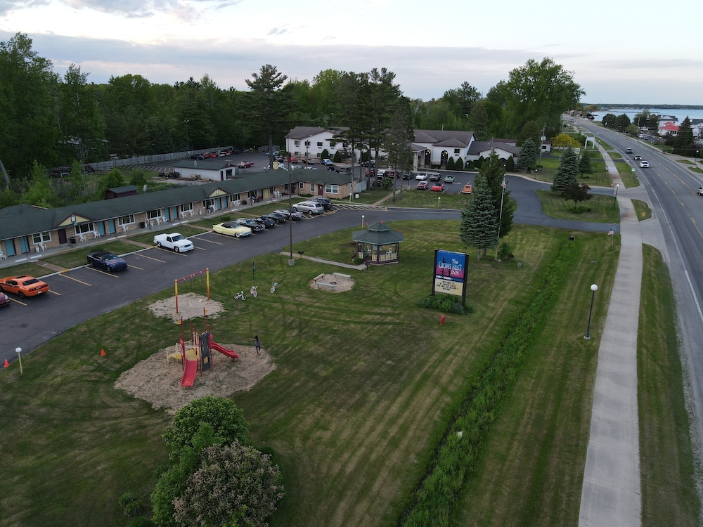 Crows Nest Inn Tawas