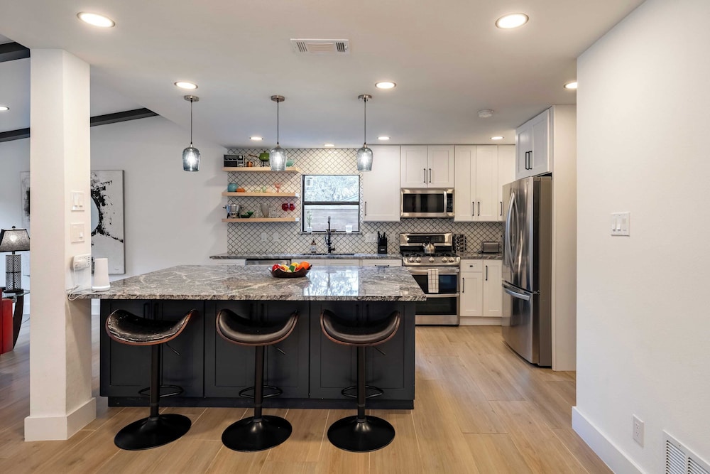 Private Yard w/ BBQ & Games, Steps to South Congress & Barton Creek Clarksburg
