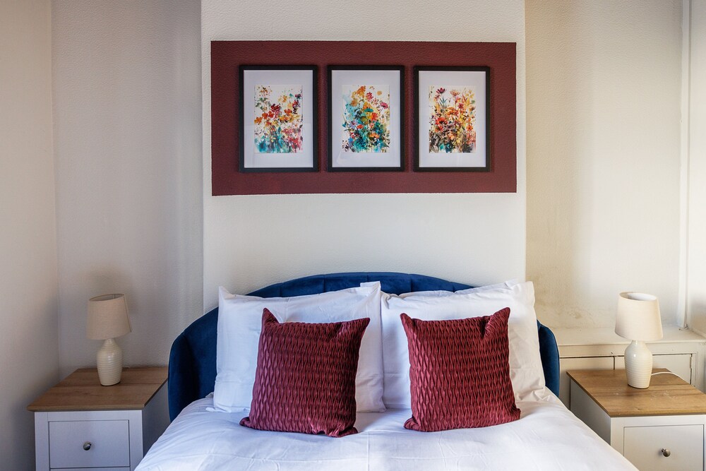 Darlington 4Bd Home: Modern Comfort & Free Parking