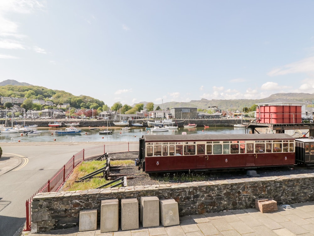 1 South Snowdon Wharf