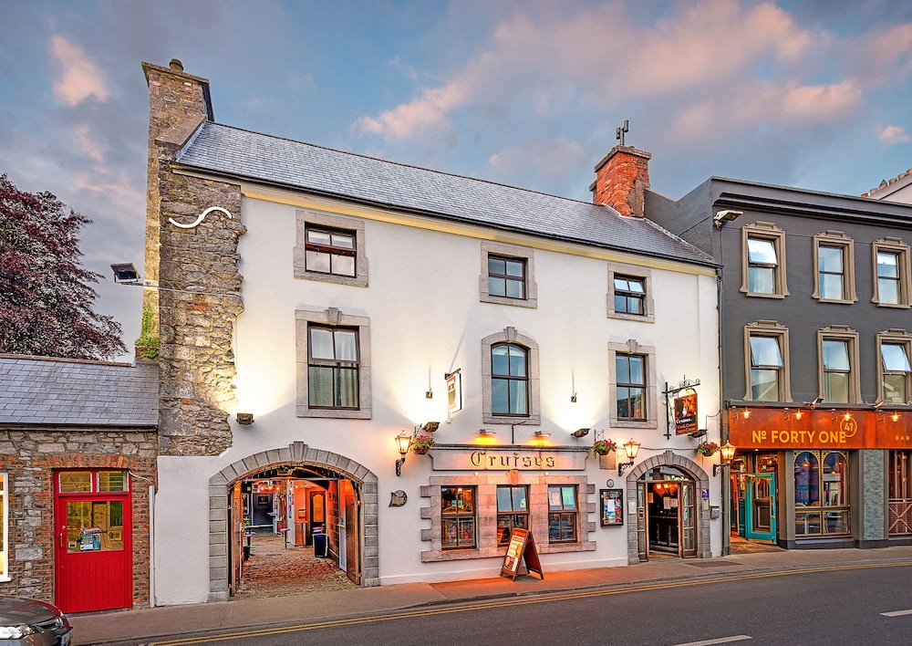 Ennis Vacations - Queens Hotel and Nightclub - Property Image 9