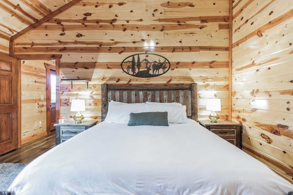 Laurel Point by Avantstay Sleeps 18! Indoor Pool, Hot Tub, Theater, Game Room