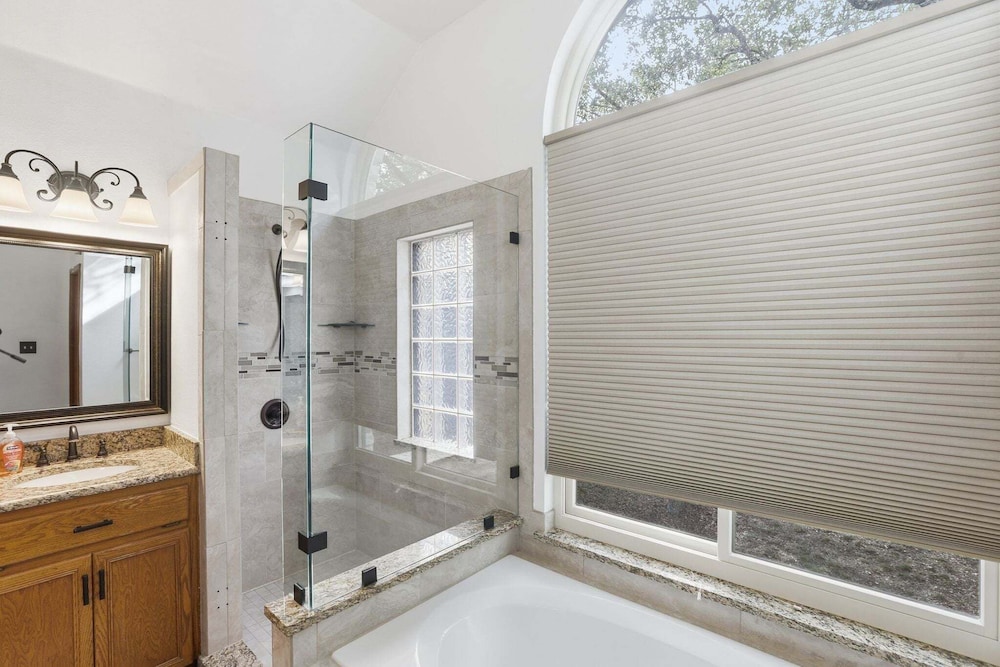 4br Leander Retreat With Hot Tub & Views 4 Bedroom Home