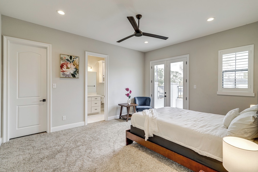 9 Mi to Downtown Houston: Spacious Group Getaway