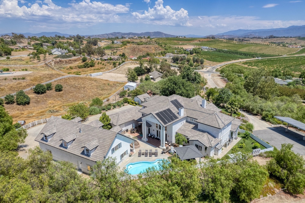 Grand Contento by Avantstay Extraordinary Estate w Pool Movie Room