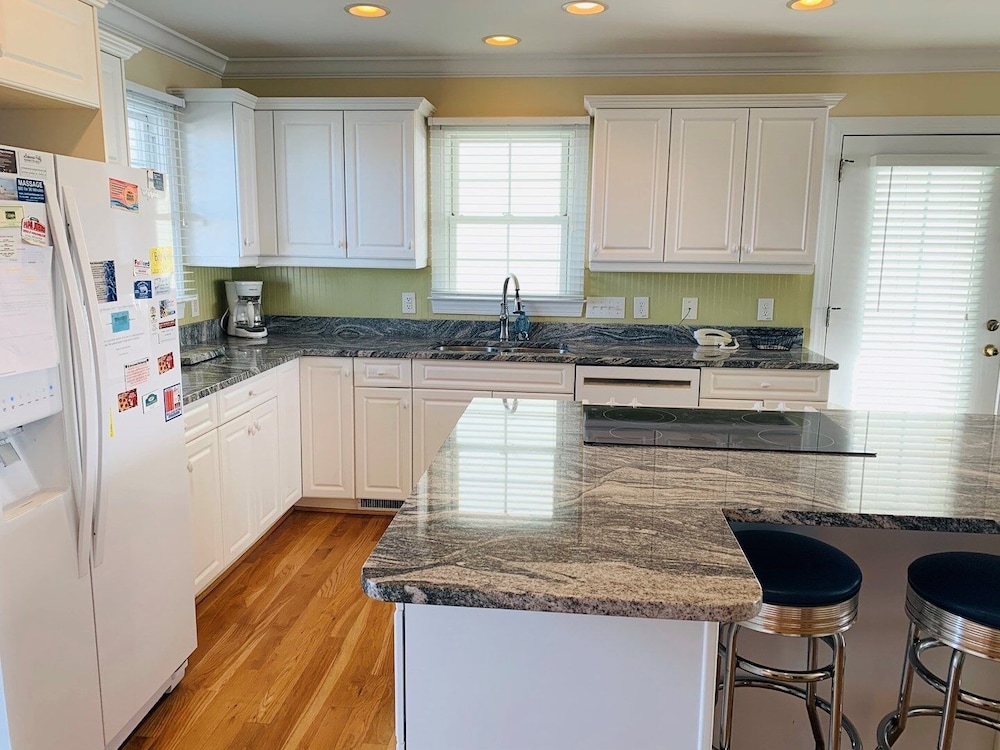 Sweet Dreams Private 4 Bedroom Home by RedAwning