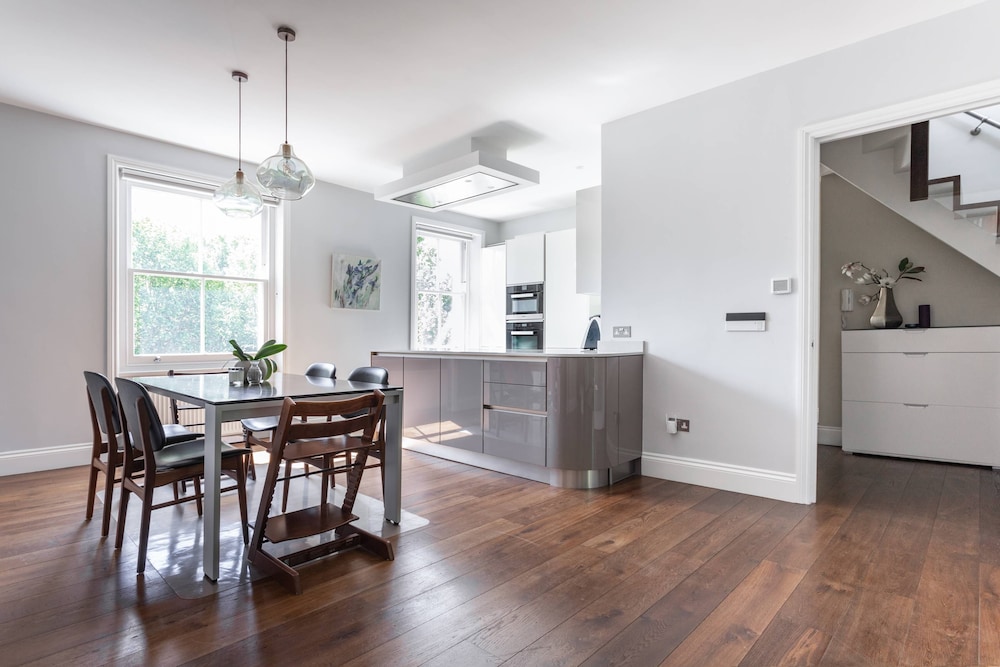 Bassett Road XII by Onefinestay